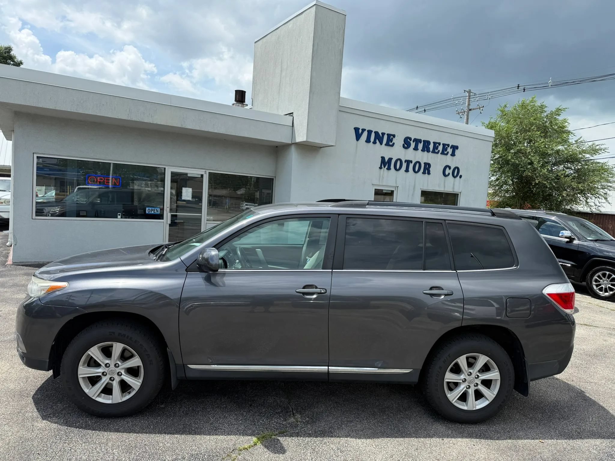 Used 2012 Toyota Highlander 4WD w/ Tech Pkg image 1