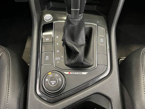 Used 2018 Volkswagen Tiguan SEL AWD/4WD image 39