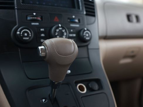 Used 2008 Kia Sedona LX FWD image 39