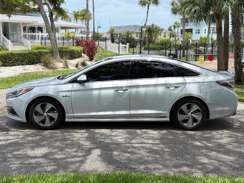 Used 2017 Hyundai Sonata Limited w/ Ultimate Package 02 FWD image 2