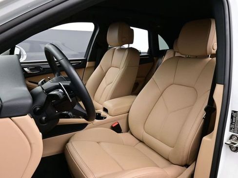 Certified 2025 Porsche Macan AWD/4WD image 5