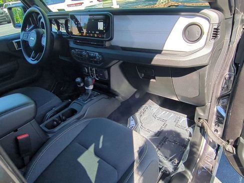 Certified 2025 Jeep Gladiator Sport AWD/4WD image 31
