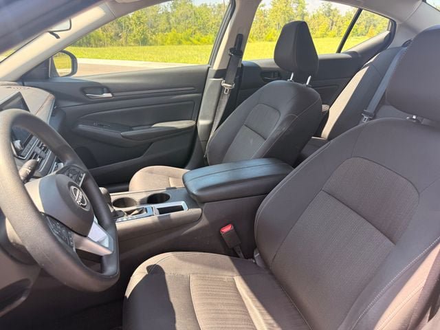 Used 2025 Nissan Altima 2.5 SV FWD image 9