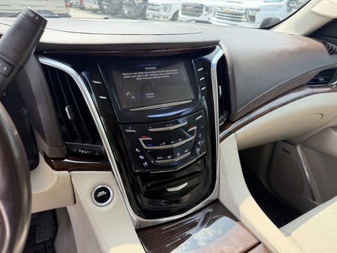 Used 2016 Cadillac Escalade Luxury RWD image 19