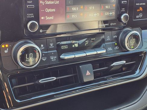 Used 2022 Toyota Highlander XLE image 7