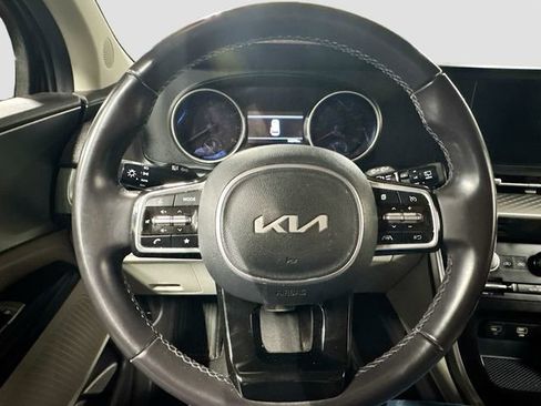 Used 2024 Kia Carnival LX image 11
