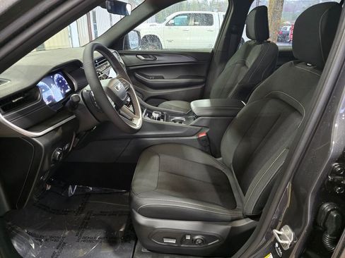 New 2025 Jeep Grand Cherokee L Laredo image 4