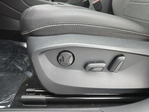 Certified 2024 Volkswagen Taos SE image 28