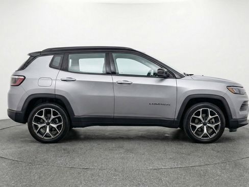 Used 2025 Jeep Compass Limited image 11