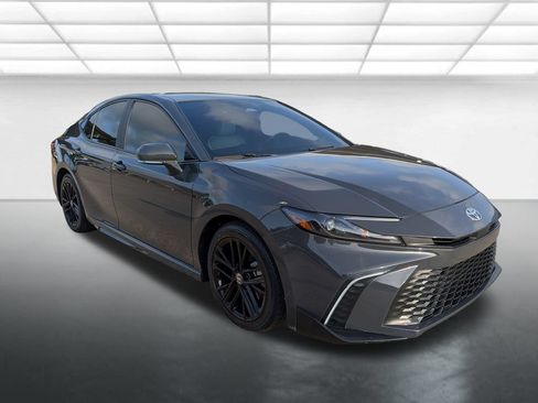 Used 2025 Toyota Camry SE FWD image 1