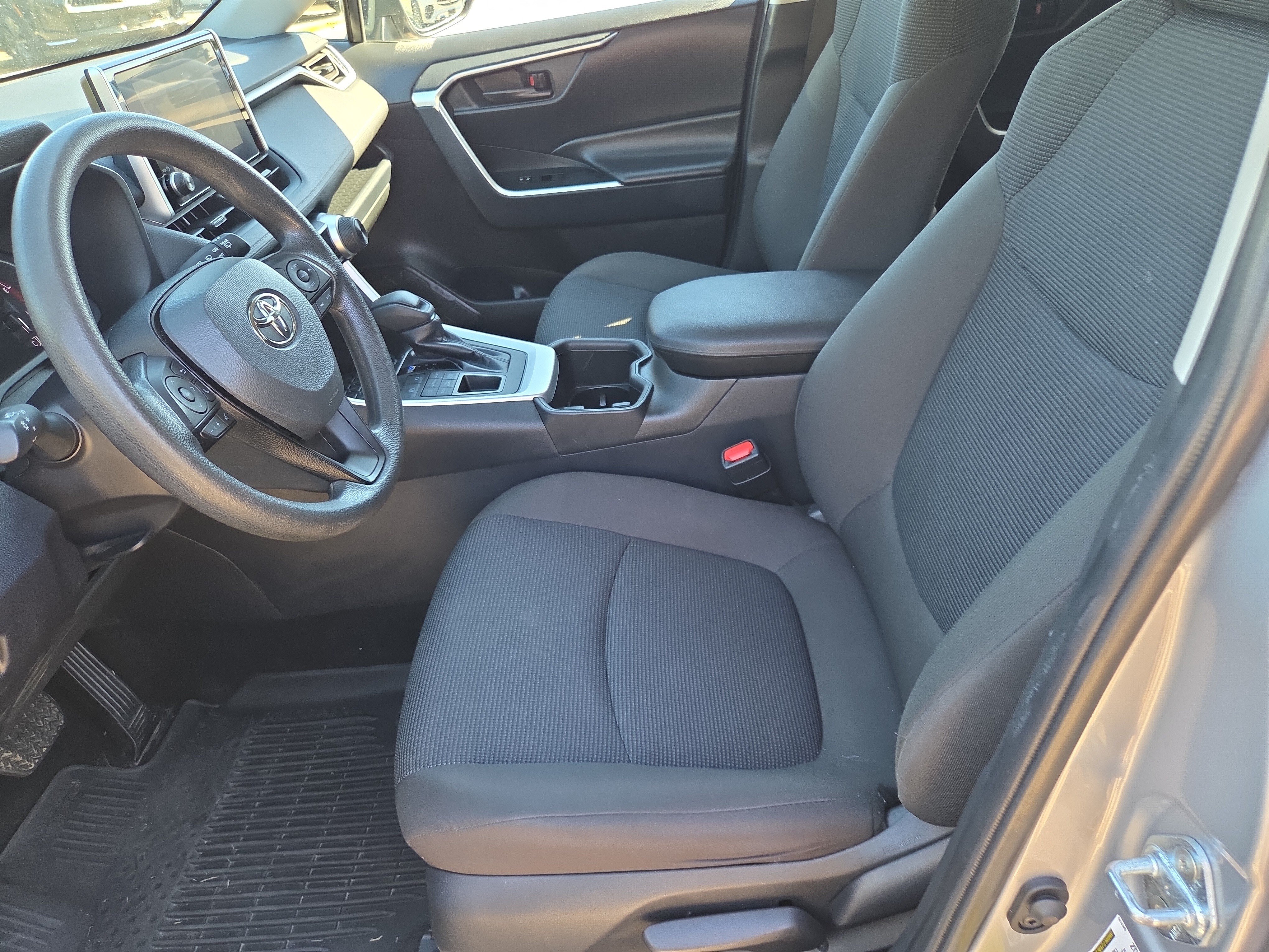 Used 2025 Toyota RAV4 LE AWD/4WD image 5