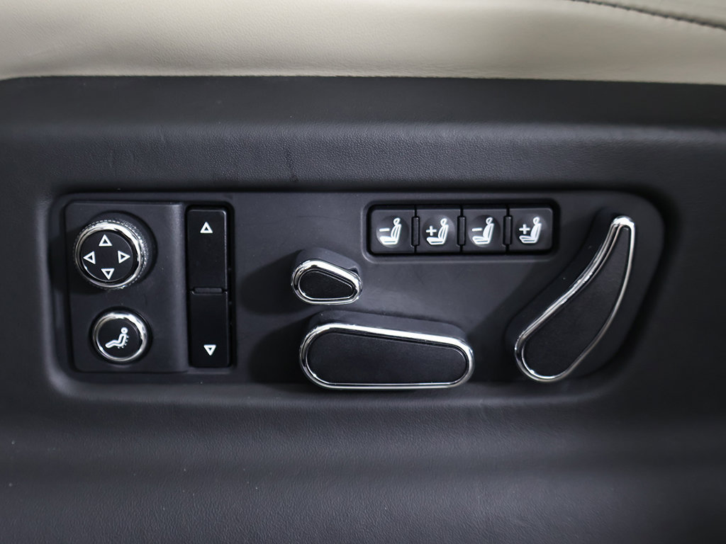 Used 2020 Bentley Bentayga Plug-In Hybrid AWD/4WD image 40