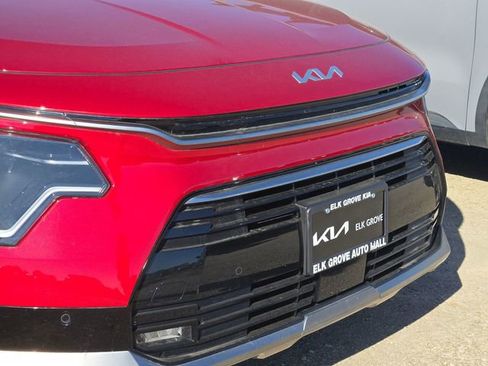 Used 2023 Kia Niro SX image 5