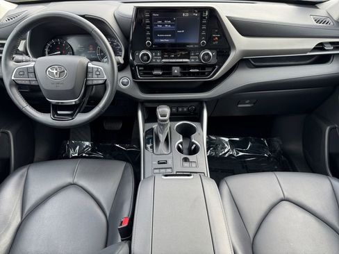 Used 2021 Toyota Highlander XLE AWD/4WD image 12