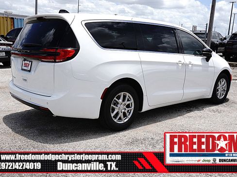 New 2027 Chrysler Pacifica Select FWD image 5