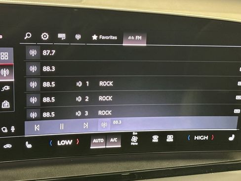 Used 2025 Audi Q6 e-tron Premium w/ Convenience Package image 17