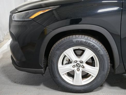 Used 2024 Toyota Highlander LE image 5