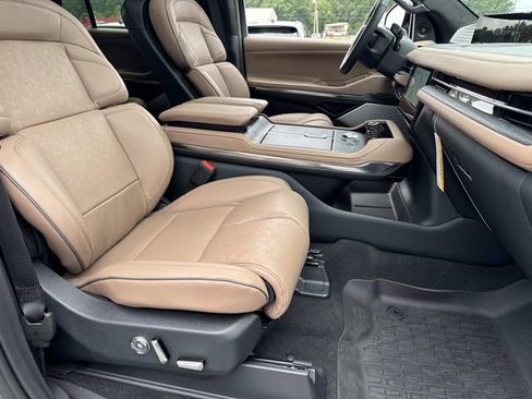 New 2026 Lincoln Navigator L Black Label AWD/4WD image 9
