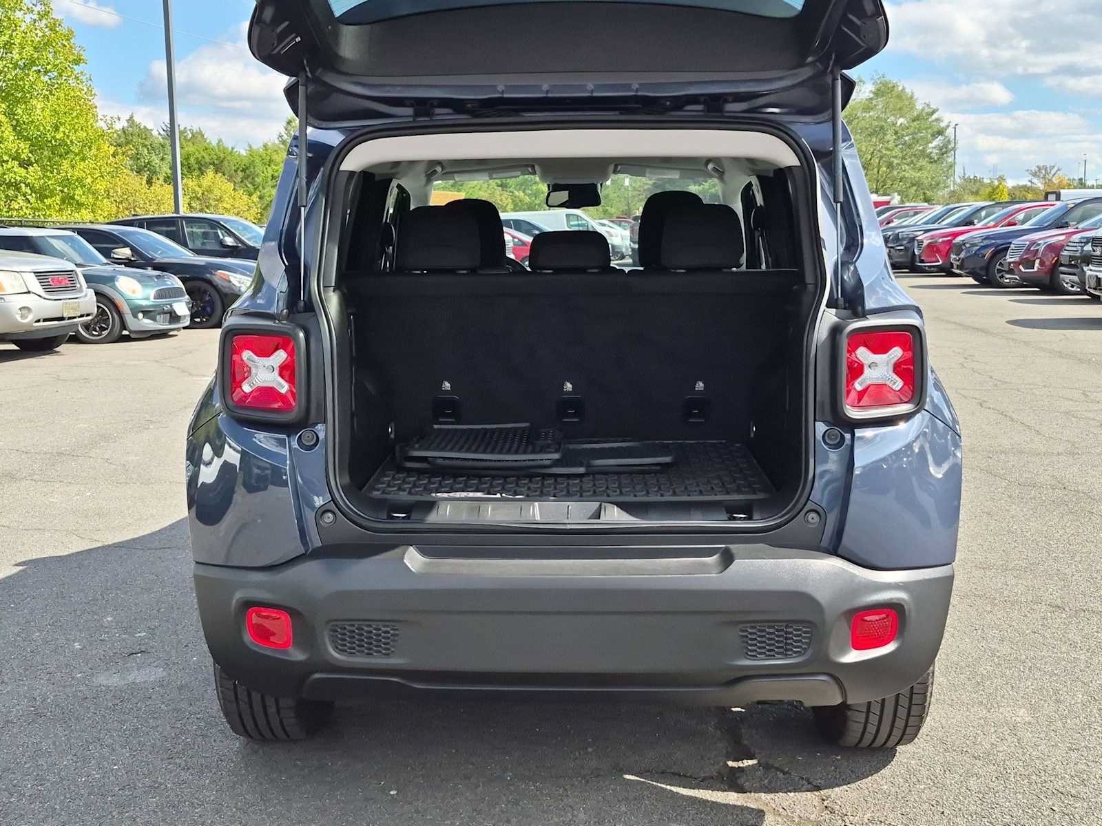 Used 2023 Jeep Renegade Latitude w/ Premium Group AWD/4WD image 34