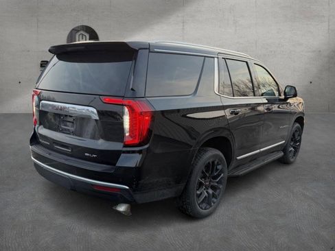 Used 2023 GMC Yukon SLT w/ SLT Luxury Package image 3