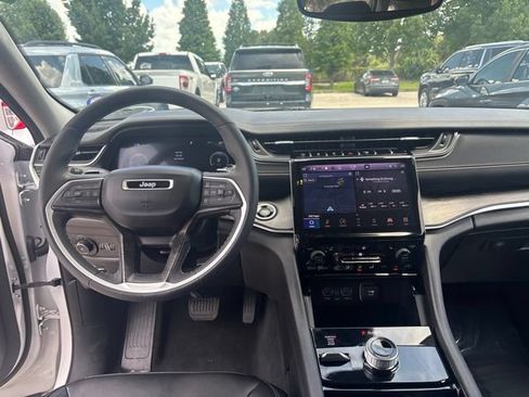 Used 2023 Jeep Grand Cherokee Limited AWD/4WD image 11