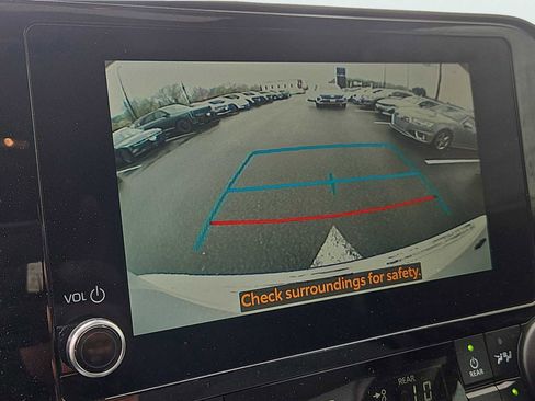Used 2023 Toyota Highlander XLE AWD/4WD image 16