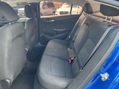 Used 2018 Chevrolet Cruze LT w/ Convenience Package FWD image 9