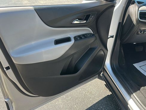 Used 2021 Chevrolet Equinox LS FWD image 18