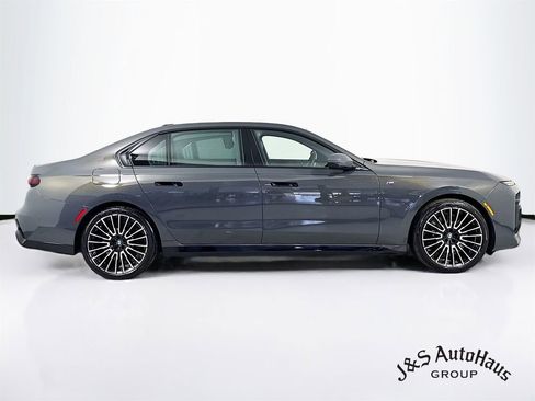 Used 2024 BMW 760i xDrive w/ Luxury Rear Seating Package image 8