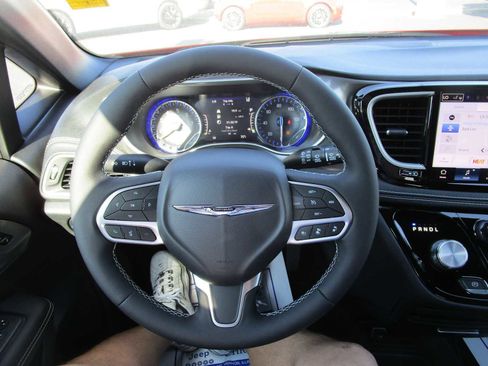 New 2025 Chrysler Pacifica Select image 26