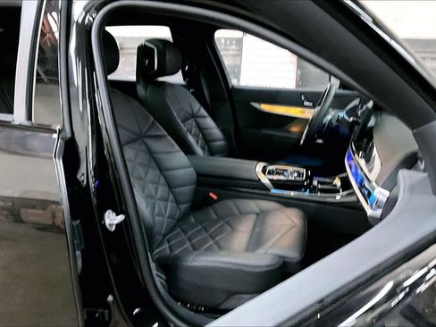 Used 2023 BMW 740i w/ Parking Assistance Package image 10