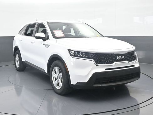 Used 2023 Kia Sorento LX image 9