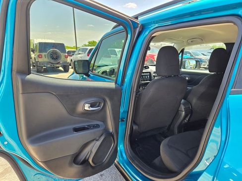 Used 2022 Jeep Renegade Latitude AWD/4WD image 27
