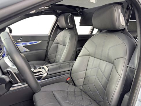 Used 2023 BMW i7 xDrive60 w/ Executive Package 2 AWD/4WD image 53
