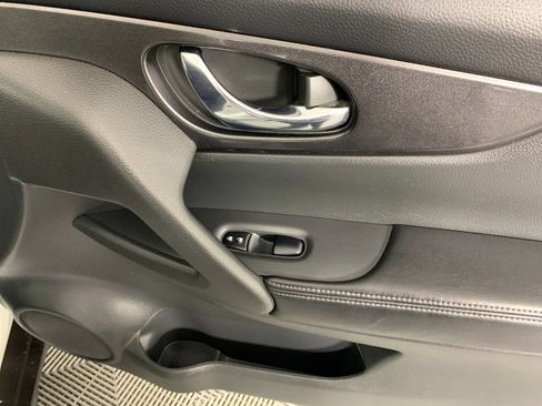 Used 2018 Nissan Rogue SV FWD image 39