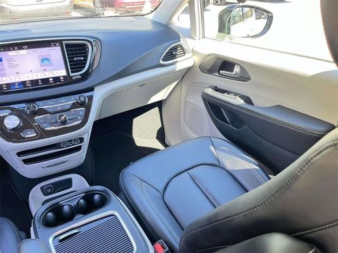 Used 2024 Chrysler Pacifica Touring-L image 29