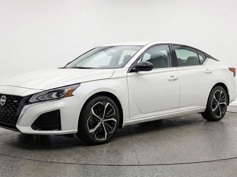 Used 2025 Nissan Altima 2.5 SR image 3