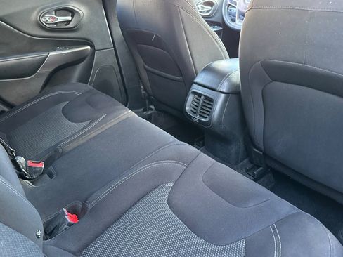 Used 2019 Jeep Cherokee Latitude w/ Popular Appearance Group image 28