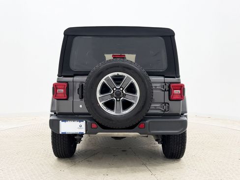 Used 2018 Jeep Wrangler Unlimited Sahara w/ Cold Weather Group AWD/4WD image 10