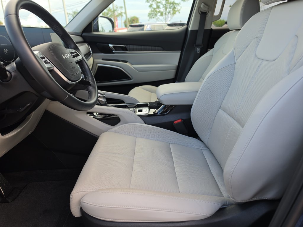 Used 2024 Kia Telluride SX w/ Towing Package FWD image 19