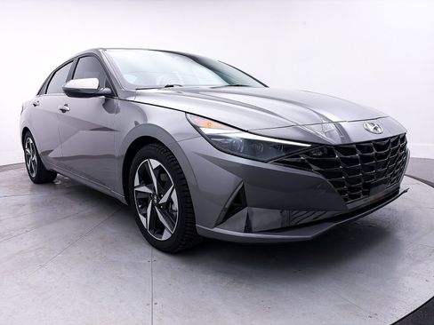 Used 2022 Hyundai Elantra Limited image 12