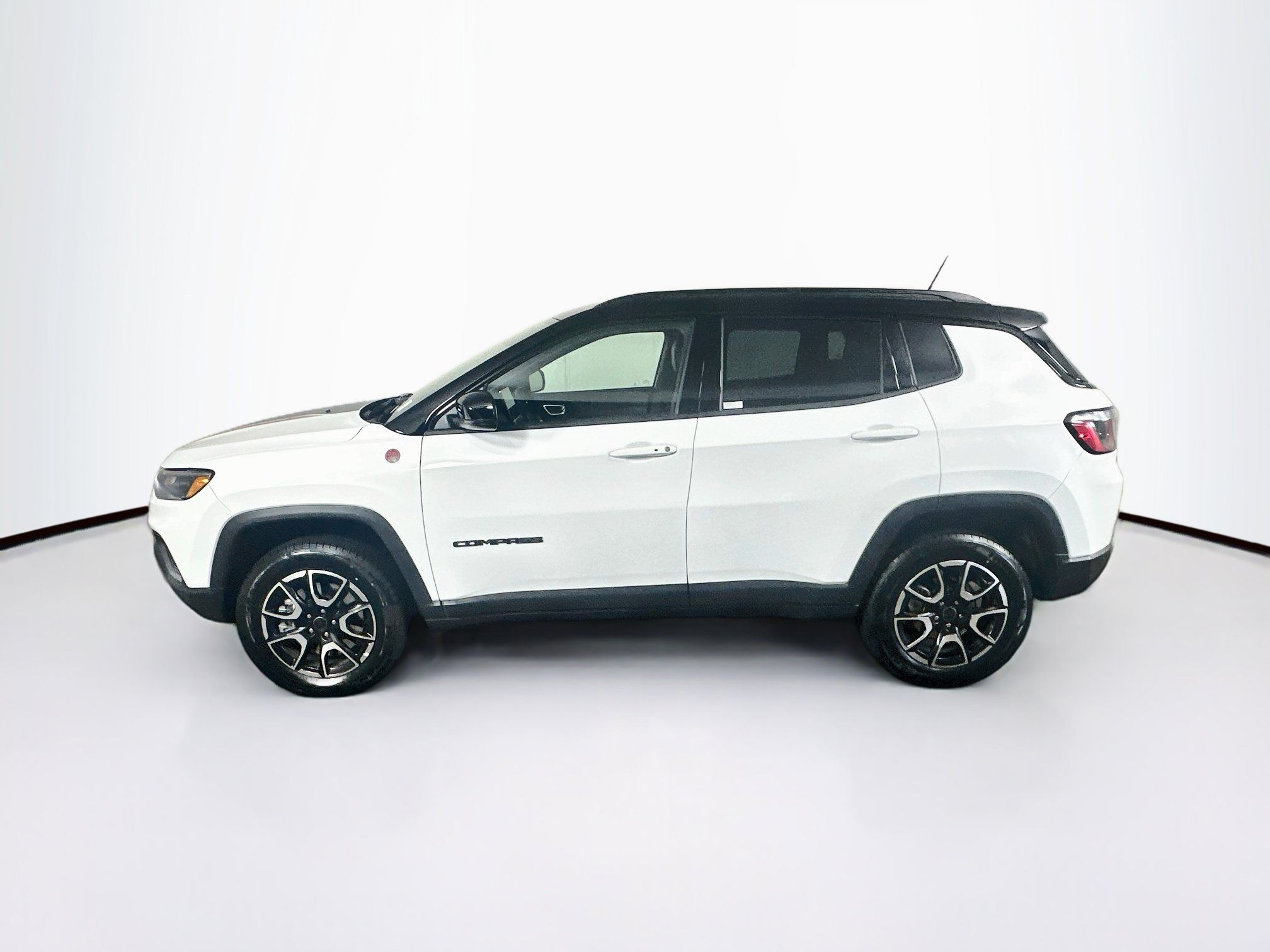 Used 2025 Jeep Compass Trailhawk AWD/4WD image 4