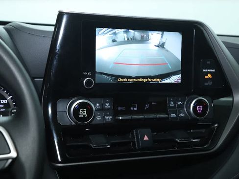 Used 2023 Toyota Highlander L FWD image 29