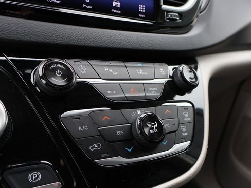 Used 2024 Chrysler Pacifica Touring-L image 36