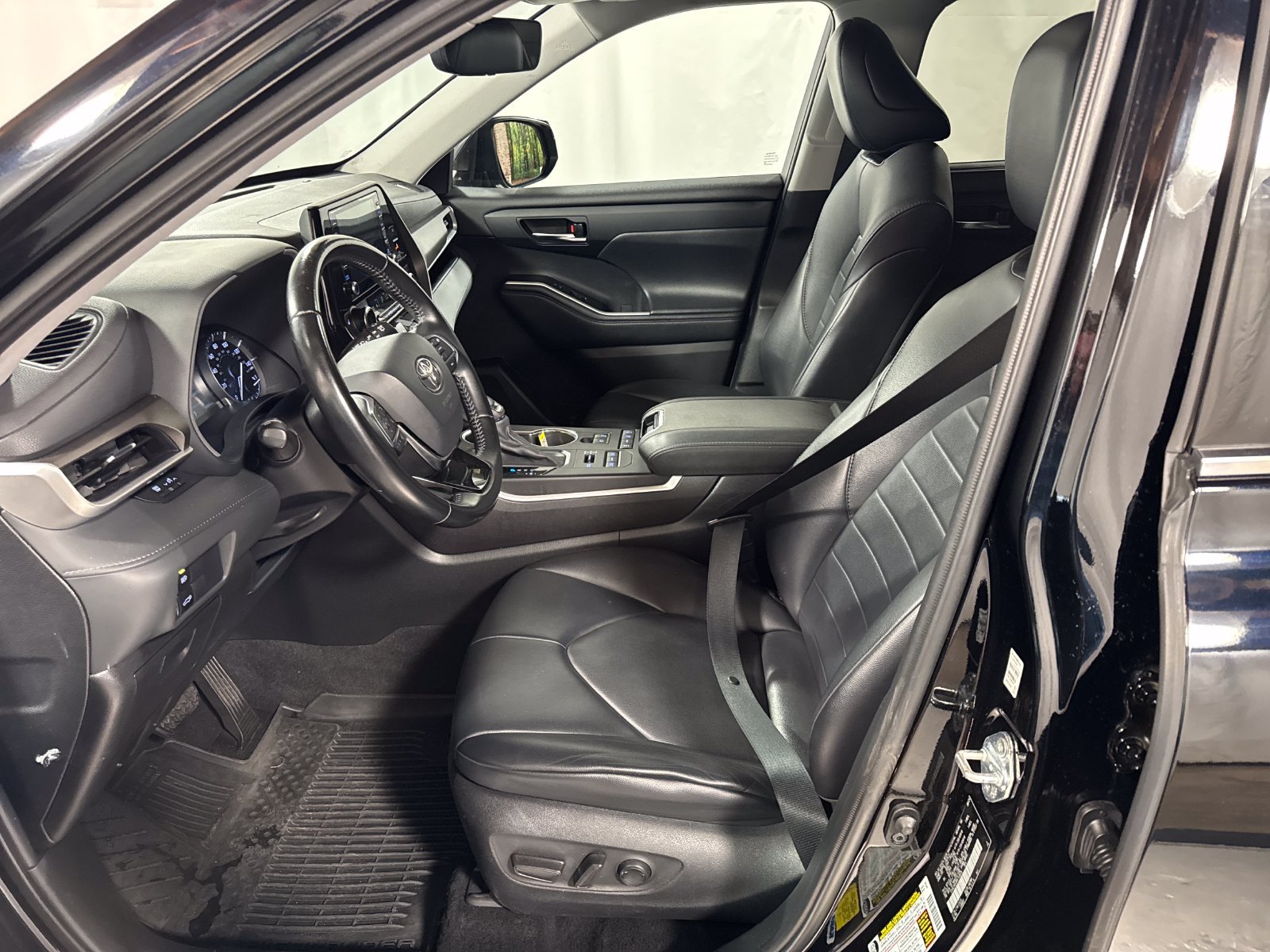 Used 2021 Toyota Highlander XLE AWD/4WD image 3