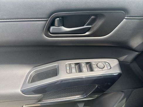 Used 2025 Nissan Pathfinder SV FWD image 11