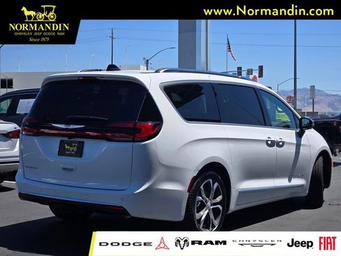 New 2026 Chrysler Pacifica Pinnacle w/ Trailer Tow Group FWD image 4