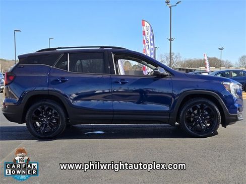 Used 2022 GMC Terrain SLT w/ Infotainment Package II image 2