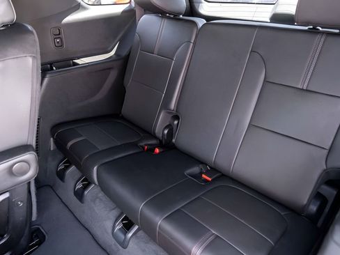 Used 2023 Chevrolet Traverse RS FWD image 25