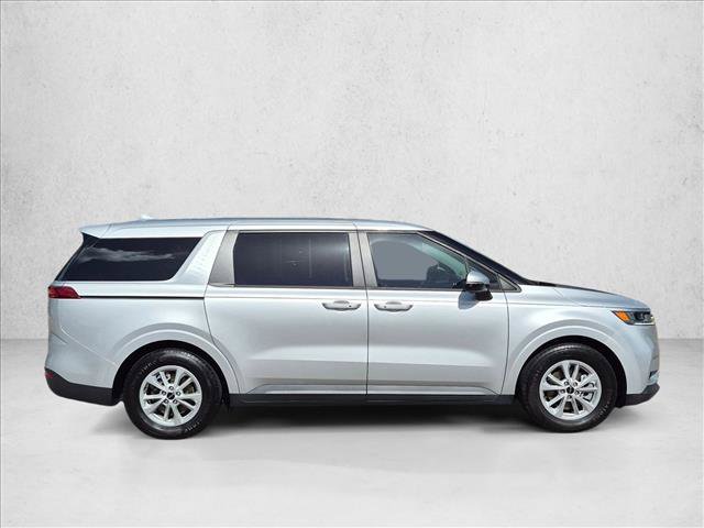 Used 2023 Kia Carnival LX FWD image 4